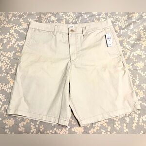 NWT GAP, Men's Essential Khaki 9” Shorts, Size 34, Perfect for the Summer!